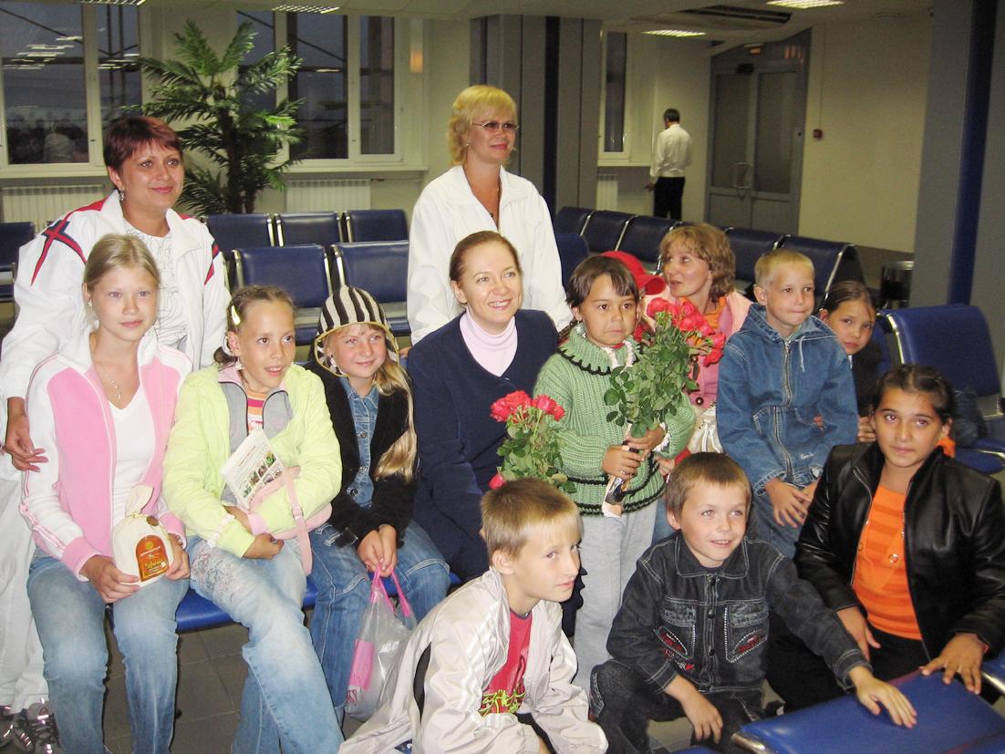 Л. В. Пепеляева с воспитанниками детских домов, вернувшимися с отдыха из Сочи